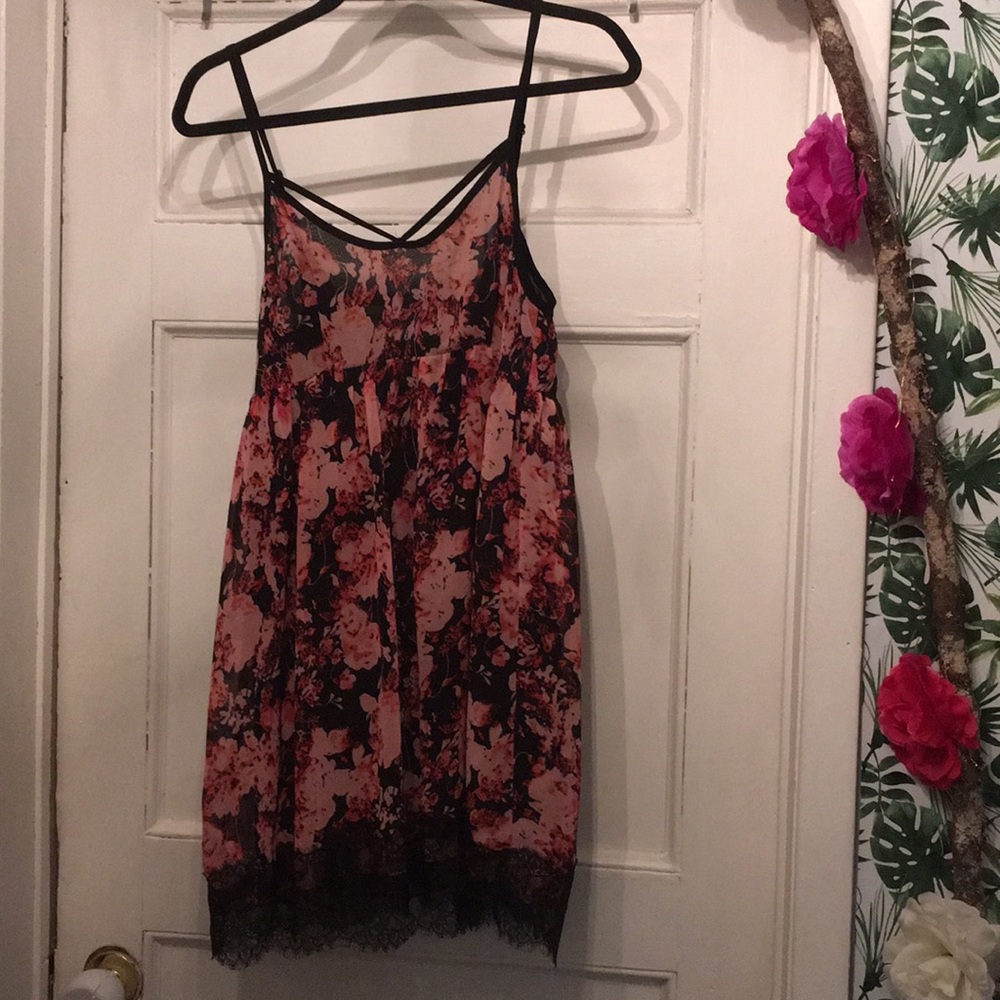Baby doll top. Sz M . Floral print . Lace bottom